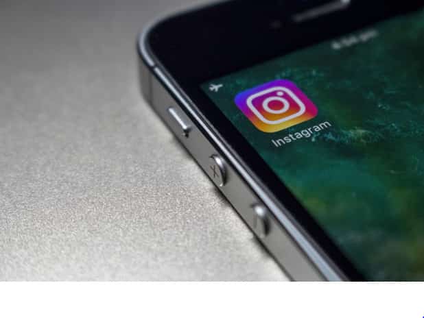 how to post black screen on instagram